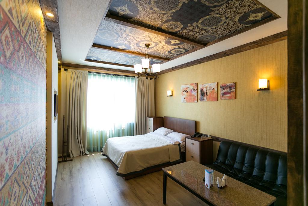 Delphin Guest House ビシュケク エクステリア 写真