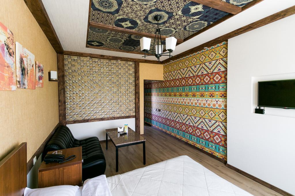 Delphin Guest House ビシュケク エクステリア 写真