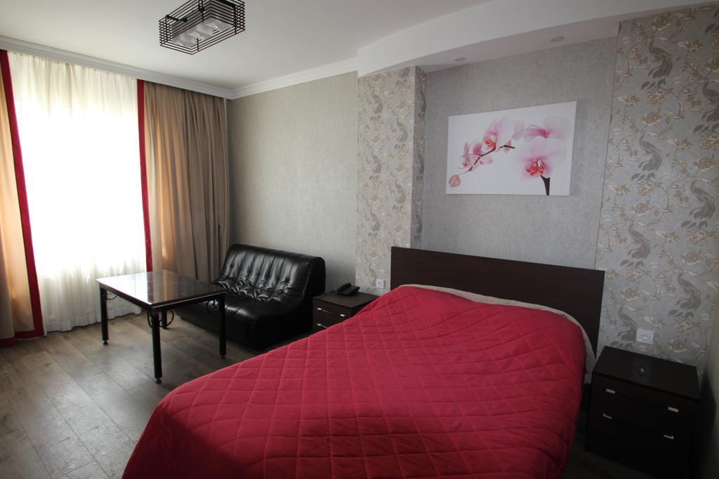 Delphin Guest House ビシュケク エクステリア 写真